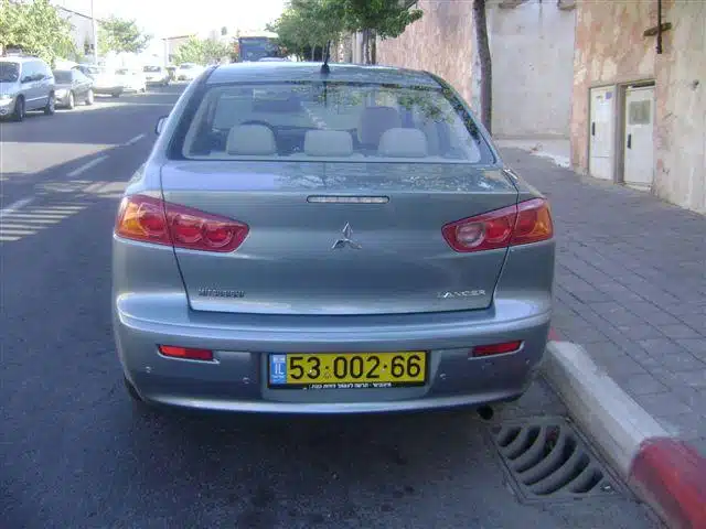 מיצובישי לנסר החדשה invite אחורי